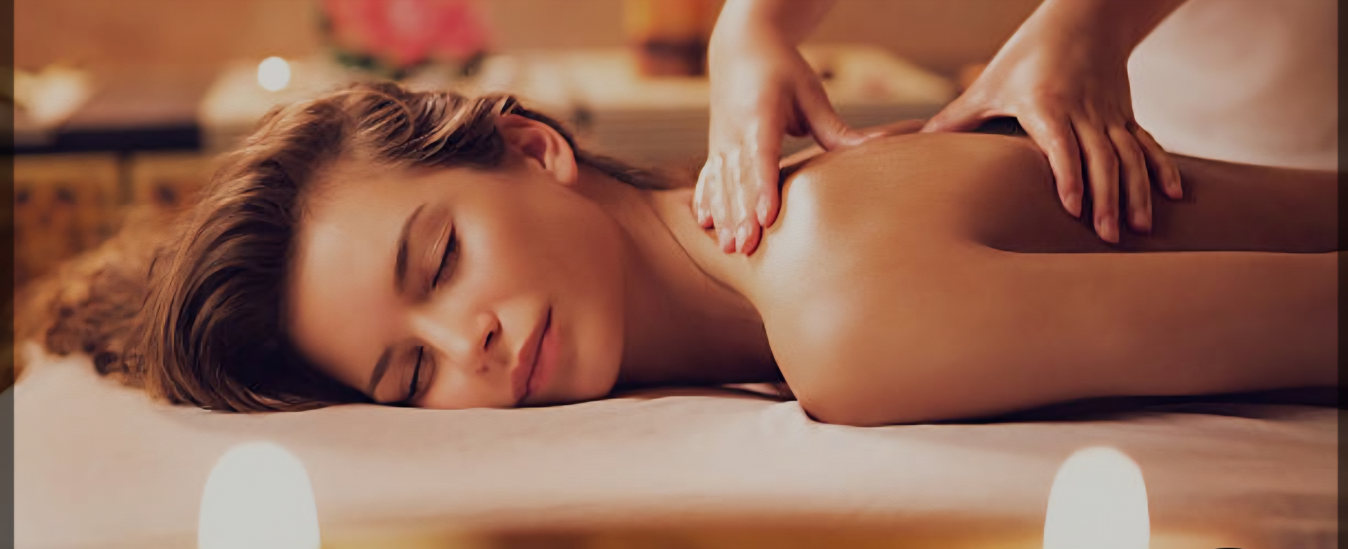 Silueta elegante en una sala con poca luz